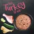 Bol de pâtée avec morceaux, cuisse de dinde crue, courgette, panais et texte anglais 'Talk Turkey to me' en haut de l’image.