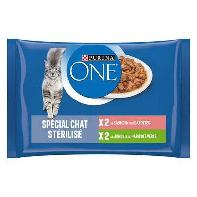 Purina ONE Spécial Chat Stérilisé, 2x au saumon et aux carottes, 2x à la dinde et aux haricots verts, sachets visibles sur l’emballage avec photo de chat et plat de nourriture.