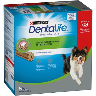 Purina Dentalife Daily Oral Care voor honden, big pack x24 sticks, medium 12–25 kg. Tekst: cleans even the hard to reach teeth, natural cleaning action. Hond en product zichtbaar.