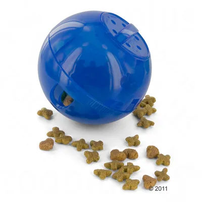 Blauer Futterball mit Öffnungen, aus dem kleine braune Trockenfutterstücke herausfallen.