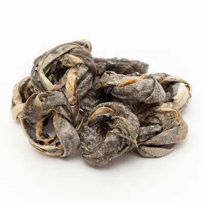 Getrocknete Fischhaut-Knoten, natürliche Kauartikel aus Fischhaut, sichtbar in einer Stapelansicht.