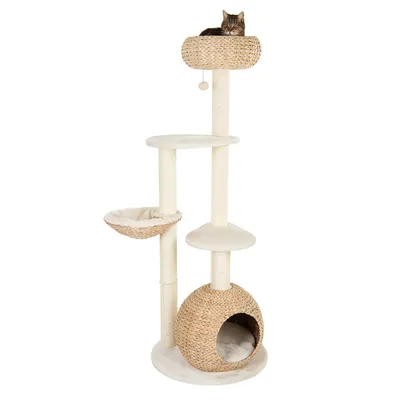 Kratzbaum mit mehreren Ebenen, Sisalstämmen, Körben aus geflochtenem Material und Höhle. Katze liegt im oberen Korb.