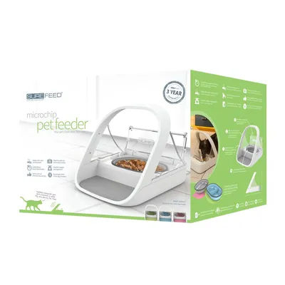Verpakking van SureFeed microchip pet feeder, met afbeelding van automatische voerbak, tekst '3 year guarantee', productkenmerken en voorbeelden van gekleurde bakjes onderaan.