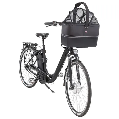 Vélo noir avec panier de transport pour animal fixé au guidon, panier en tissu noir avec parties en maille et poignées visibles, sans animal à l’intérieur.