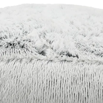 Close-up van wit, pluizig materiaal met lange vezels, mogelijk geschikt voor huisdierproducten zoals bedden of dekens.