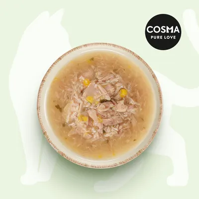 Cosma Pure Love felirat, tálban húsos leves sárga zöldségekkel, világos háttéren macska sziluettel.