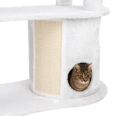 Kratzbaum mit weißem Plüschbezug, Sisal-Kratzfläche und runder Höhle. Katze sitzt in der Höhle.