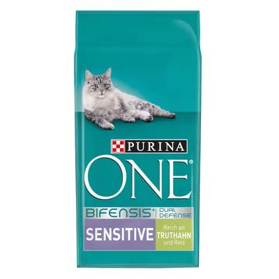 Purina ONE Bifensis Dual Defense Sensitive macskaeledel, SENSITIVE, Reich an Truthahn und Reis felirattal, zöld csomagolásban, fekvő szürke macska képe látható rajta.