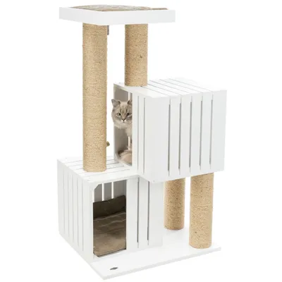 Tiragraffi bianco a più livelli con colonne in sisal, due casette e un cuscino superiore; un gatto grigio visibile all'interno della casetta centrale.
