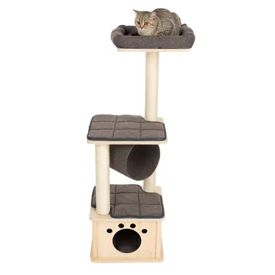 Kratzbaum aus Holz mit drei Ebenen, Höhle unten, Tunnel in der Mitte und Liegefläche oben. Katze liegt auf oberster Ebene.