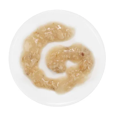 Portie natvoer in gelei op een wit bord, lichtbruine stukjes zichtbaar in transparante saus. Geen merknaam of verpakking zichtbaar.