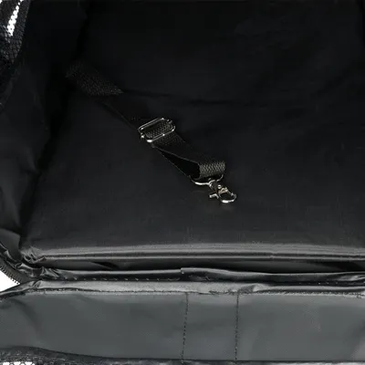 Intérieur d’un sac ou panier noir en tissu avec sangle réglable et mousqueton métallique visibles sur le fond rembourré.