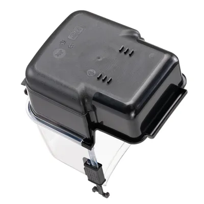 Zwarte voerautomaat met transparante container en sluitsysteem, geschikt voor automatische voeding van huisdieren.