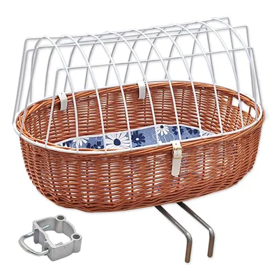 Cykelkorg i flätad rotting med vit metallbur, blå kudde med blommönster och monteringsfäste av metall synliga.