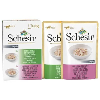 Schesir in jelly adult kattenvoer, 6x85g. 3x kipfilet, 3x kip met ham. Verpakking en twee zakjes met zichtbare productnamen en smaken.