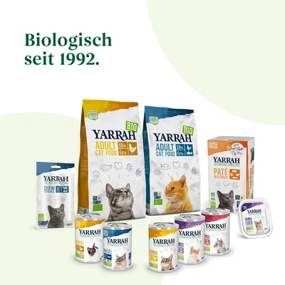 Ассортимент кормов для кошек Yarrah: сухой корм Adult Cat Food, паучи Chew Sticks, консервы Paté и Chunks. Видны изображения кошек и надписи BIO на упаковках.