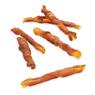Varios snacks retorcidos para perros de carne seca, color marrón, visibles sin embalaje.