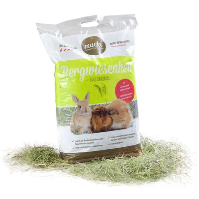 Mucki Bergwiesenheu Das Original. Skonsamt torkat, naturligt aromatiskt, rikt på fibrer och vitaminer, många örter och gräs, obärgat. Made in Germany.