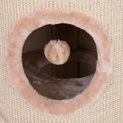 Kradsetræ med rund åbning, blød plyskant og indvendig hængende plysbold. Yderside i sisal, inderside foret med plys.