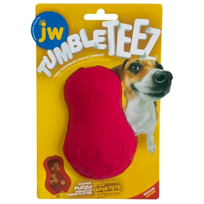 JW Tumble Teez, červená puzzle hračka pro psy. Vnitřní design prodlužuje dobu hry. Velikost Medium. Obal zobrazuje psa a detaily produktu.