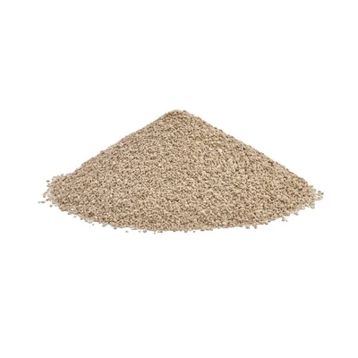 Kopa jemného, béžového granulátu, pravdepodobne podstielka alebo výplňový materiál.