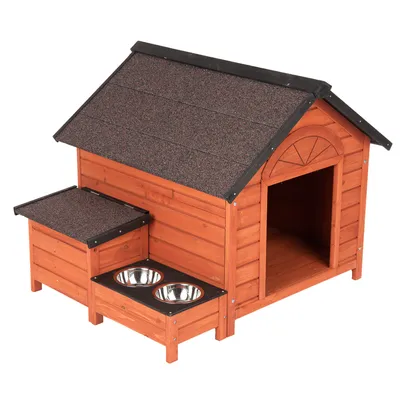 Houten hondenhok met shingles dak, zijopslag en twee roestvrijstalen voerschalen op een platform.