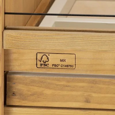 Certificato FSC MIX, FSC C146750 visibile sulla superficie in legno.