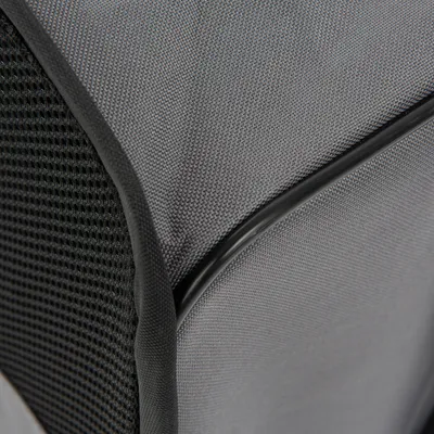 Vista dettagliata di un tessuto grigio con cornice nera e struttura a rete, forse parte di un trasportino o di una borsa per animali.