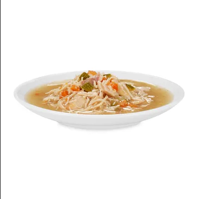 Чиния с влажна храна за домашни любимци, съдържаща месо на конци и парчета зеленчуци в сос.