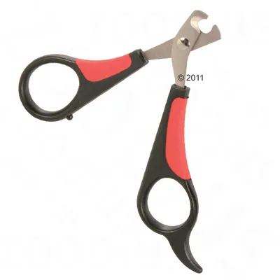 Ножица с метални остриета и черно-червени пластмасови дръжки, предназначена за рязане на нокти на домашни любимци. Видими два отвора за пръсти.