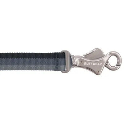 Ruffwear kutyapóráz fém karabinerrel és csíkos nejlonszalaggal, sötétkék és szürke színben.
