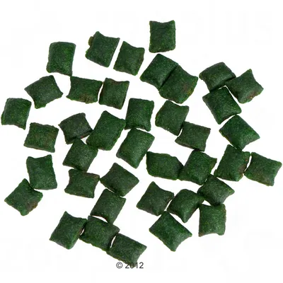 Grønne, firkantede foderpuder i små stykker, lagt ud på hvid baggrund. Ingen synlig tekst eller mærke på produkterne.