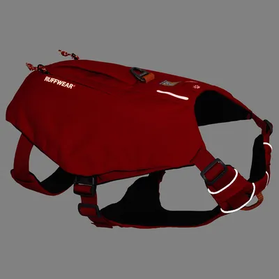 Ruffwear hundsele i rött med reflekterande ränder, justerbara remmar och robust metallring för kopplingsfäste.