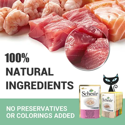 Schesir. 100% natural ingredients. No preservatives or colorings added. Tekst na engleskom jeziku, prikaz sirovih komada ribe i škampi te pakiranja Schesir hrane za mačke.