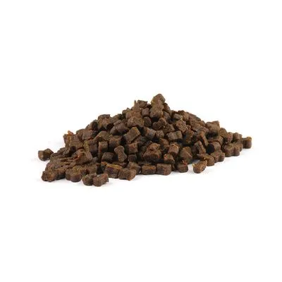 Hoopje kleine, bruine brokjes diervoeding zonder zichtbare verpakking of merknaam.