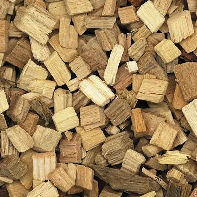Holzchips in verschiedenen natürlichen Brauntönen, geeignet für Heimtierbedarf oder Dekoration.