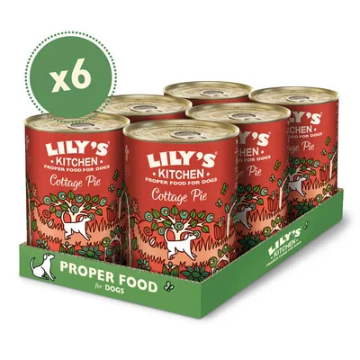 LILY'S KITCHEN Proper Food for Dogs Cottage Pie -koiranruokaa, 6 tölkin pakkaus. Tölkeissä ja pakkauksessa näkyy tuotteen nimi sekä piirroskuva koirasta ja kasvista.