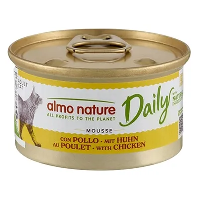 almo nature Daily mousse con pollo, scritta 'ALL PROFITS TO THE PLANET', barattolo per gatto adulto, testo multilingue visibile sull'etichetta
