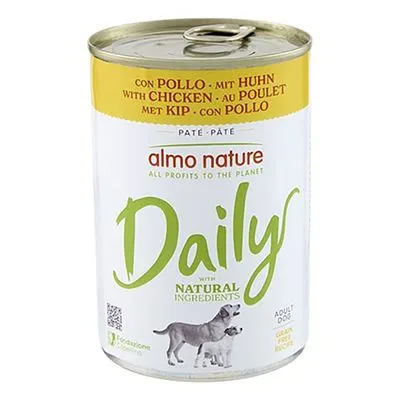 almo nature Daily paté met kip, voor volwassen honden, met natuurlijke ingrediënten. Tekst: 'all profits to the planet', 'grain free recipe'. Afbeelding van twee honden op het blik. almo nature Daily paté met kip, voor volwassen honden, met natuurlijke ingrediënten. Tekst: 'all profits to the planet', 'grain free recipe'. Afbeelding van twee honden op het blik.