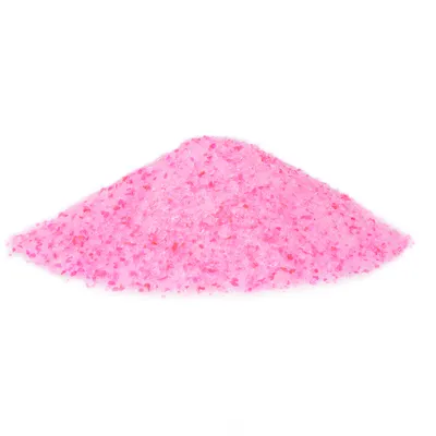 Häufchen rosa Granulat oder Streu, lose auf weißem Hintergrund angehäuft.