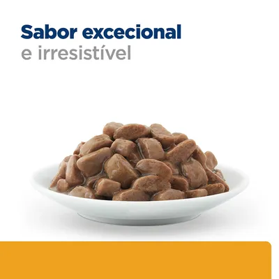 Prato branco com pedaços de comida húmida para animais. Texto visível: 'Sabor excecional e irresistível'.