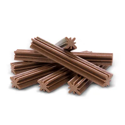 Snacks masticables marrones en forma de barra con extremos en estrella, apilados sobre fondo blanco. No se muestra marca ni envase.