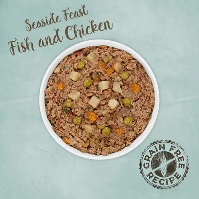 Teksti: Seaside Feast Fish and Chicken, Grain Free Recipe. Kulhossa näkyy viljaton märkäruoka, jossa herneitä ja perunapaloja.
