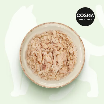 Cosma Pure Love. Schüssel mit zerkleinertem Hühnerfleisch auf hellem Hintergrund.