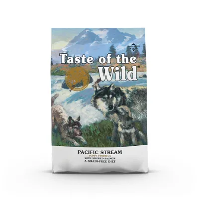 Taste of the Wild Pacific Stream Puppy Formula with Smoked Salmon A Grain-Free Diet, confezione visibile con illustrazione di lupi e paesaggio montano. Testo in inglese.