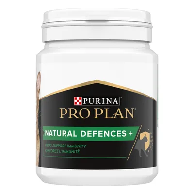 Purina Pro Plan Natural Defences+ tub, label shows 'Helps support immunity' and French translation 'Renforce l’immunité', with cat silhouette on front.