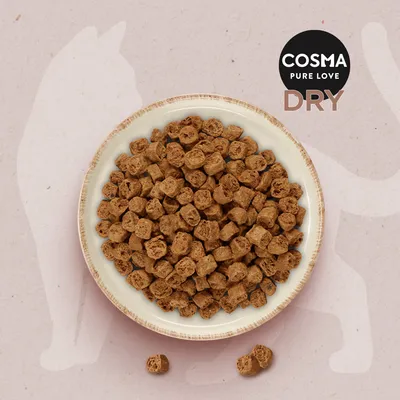 Cosma Pure Love Dry száraz eledel tálban, barna kocka formájú falatokkal. A kép jobb felső sarkában a márkanév és terméktípus látható.