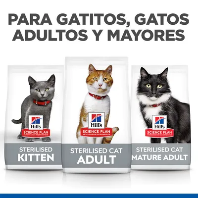 Tres sacos de pienso Hill's Science Plan: Sterilised Kitten, Sterilised Cat Adult y Sterilised Cat Mature Adult. Texto visible: Para gatitos, gatos adultos y mayores.