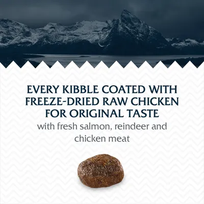 Testo in inglese: Every kibble coated with freeze-dried raw chicken for original taste, with fresh salmon, reindeer and chicken meat. Immagine di una crocchetta.