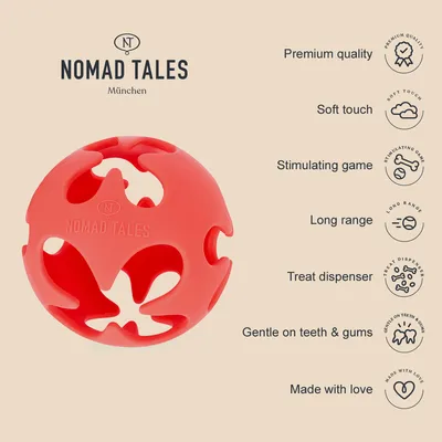 Balle rouge ajourée avec texte visible : NOMAD TALES München. Liste en anglais : Premium quality, Soft touch, Stimulating game, Long range, Treat dispenser, Gentle on teeth & gums, Made with love.